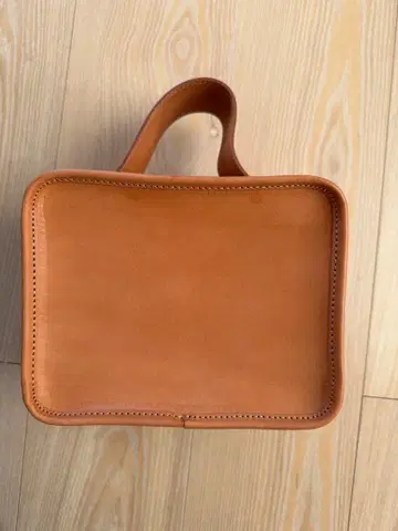 유카리 오타 베이지 가죽 핸드백 lifestylist