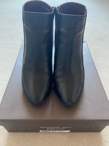 블랙 가죽 앵클부츠 중간 힐