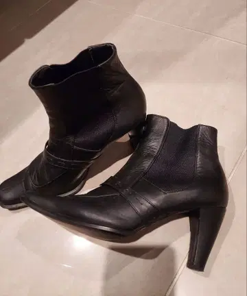 블랙 가죽 슬림핏 부티 숏부츠 23cm