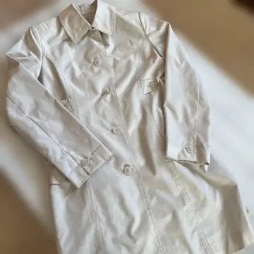 아이보리 트렌치코트 버튼 포함