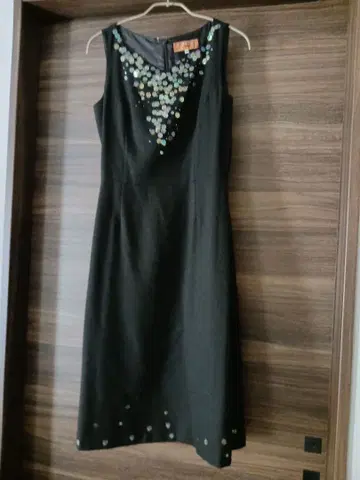 Sunauna의 블랙 슬리브리스 무릎 기장 원피스 38 스팽글이 멋지다!