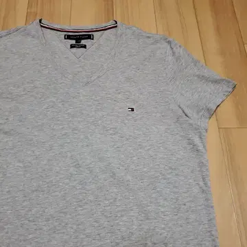 타미힐피거 원포인트 자수 스트레치 V넥T셔츠