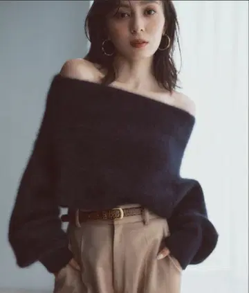 라쿤 폭스 오프숄더 니트 풀오버 네이비