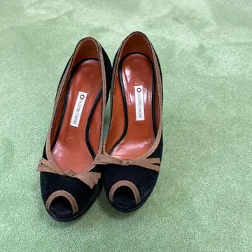 오픈토 스웨이드 펌프스 블랙 LAUTRE CHOSE