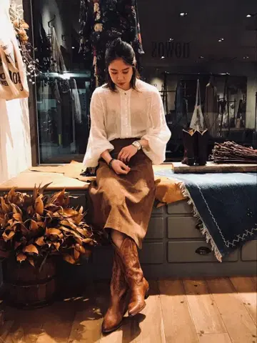 브라운 스웨이드 플레어 스커트 무릎 기장