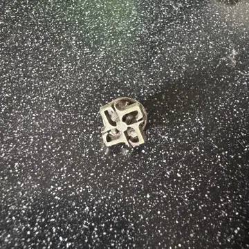 TAGLIATORE 딸리아또레 라펠 핀 부토니에르