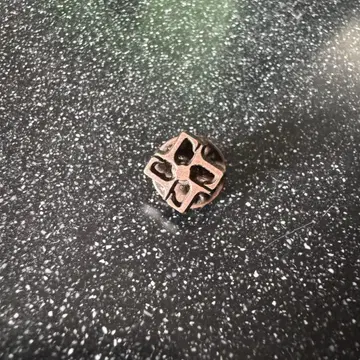 TAGLIATORE 딸리아또레 라펠 핀 부토니에르