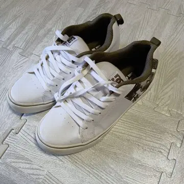 DC 화이트 스니커즈