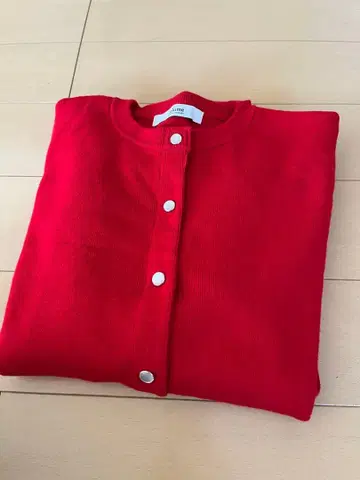 relume 버튼 달린 레드 가디건