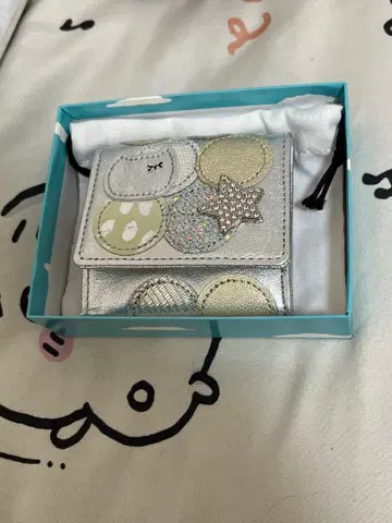 츠모리 치사토 CARRY 3단 폴더형 지갑 실버