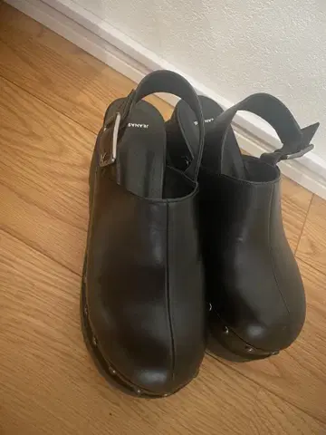 블랙 백 스트랩 클로그 샌들 JEANASIS