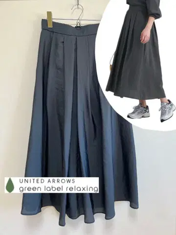 green label relaxing 글로시 플레어 스커트