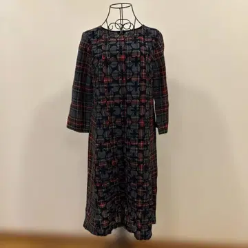 네이비 계열 체크 무늬 긴팔 무릎 기장 원피스