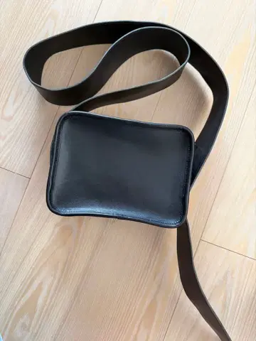 블랙 숄더백 골드 지퍼 lifestylist