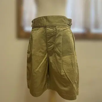 Cloverd. 베이지 숏팬츠