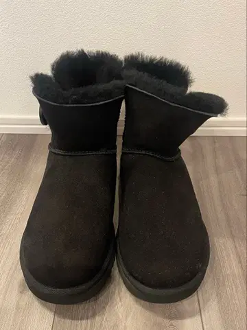 블랙 스웨이드 어그 부츠 버튼 포함