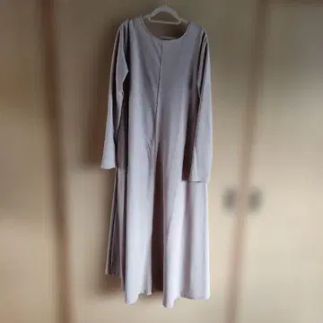 연한 베이지 긴팔 A라인 롱 원피스