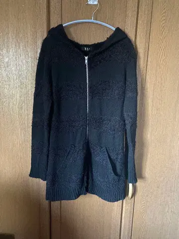 후드 부착 블랙 니트 후드티