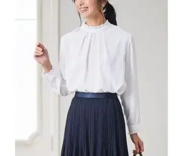 23구 [세탁 가능] 백 새틴 암젠 프릴 칼라 블라우스