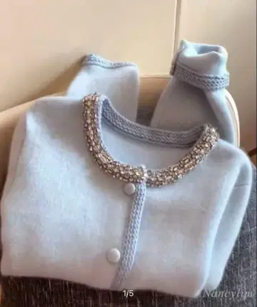 비쥬가 달린 라이트 블루 가디건