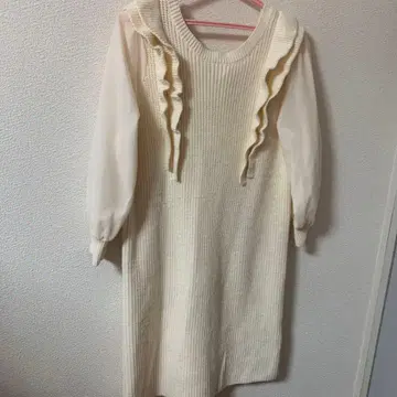 프릴 달린 크림색 니트 원피스