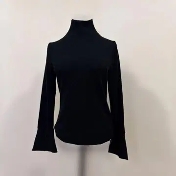 블랙 하이넥 플레어 소매 니트