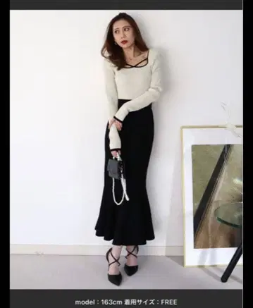 데콜테 라인 배색 니트 머메이드 원피스