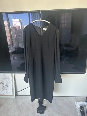 블랙 플레어 소매 무릎 기장 원피스