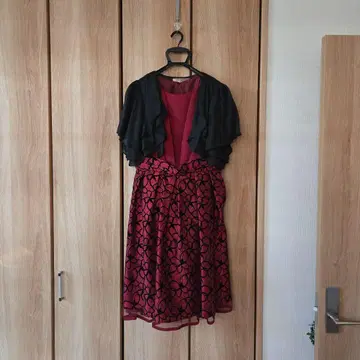 빨간색 드레스와 프릴 가디건 세트