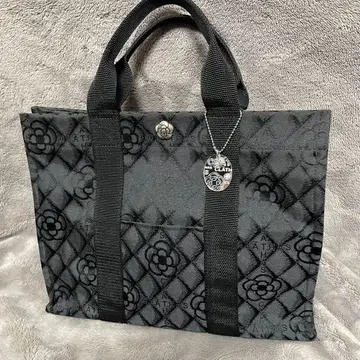 클레이 서스 블랙 토트백 플라워 모티브