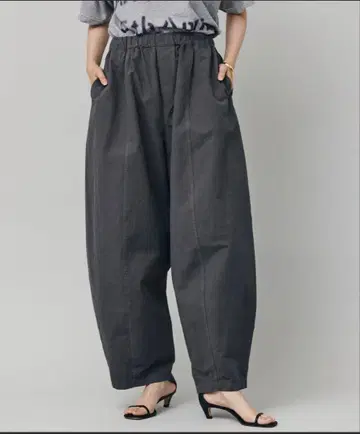 한 번 착용만 캘런솔로지 드로스트 팬츠