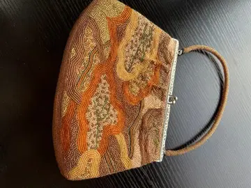 비즈 핸드백 브라운 계열 가로 23cm 높이 16cm 폭 5cm