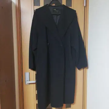 블랙 롱 코트 빅 버튼 양 라무