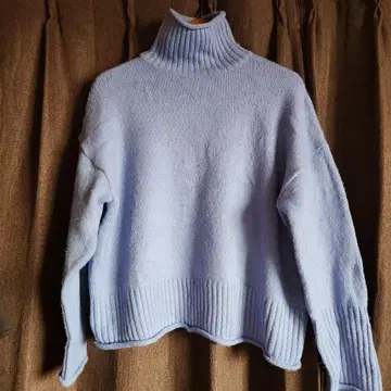 한국 블루 하이넥 니트