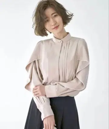 새상품 RUIRUE 케이프 슬리브 & 턱 플리츠 스탠드 카라 블라우스