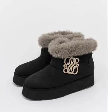 RANDA 모노그램 부품 숏 어그 부츠 블랙