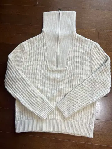 화이트 하이넥 리브 스웨터