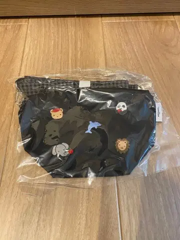 [ 새상품 ] familiar x 어드벤처 월드 미니백