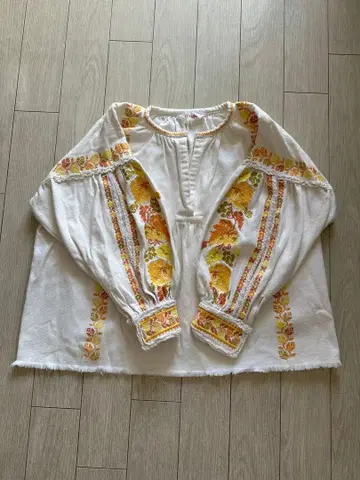 Freada 꽃무늬 자수 블라우스