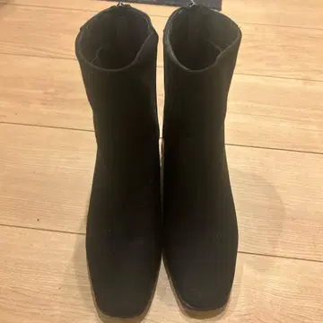 지퍼 달린 블랙 숏부츠