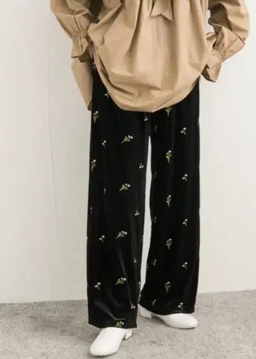 어반 리서치 도어스 자수 벨로아 이지 팬츠