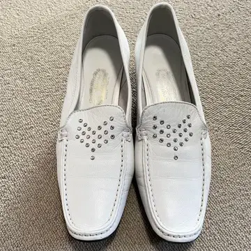 24 [긴자 요시노야] 가죽 펌프스 화이트