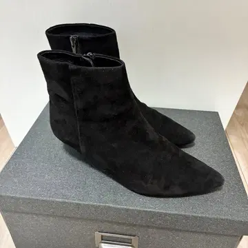 블랙 스웨이드 포인티드 토 부츠