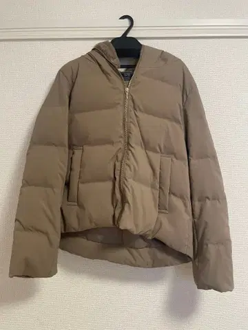 브라운 후드 부착 다운 자켓