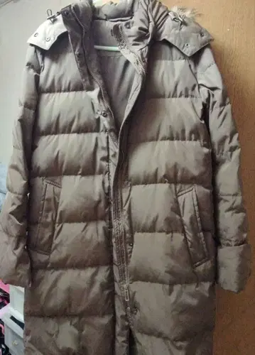 유니클로의 퍼 달린 다운입니다.