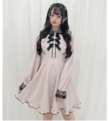 Honey Cinnamon 리본 포함 프릴 핑크 베이지 미니 원피스