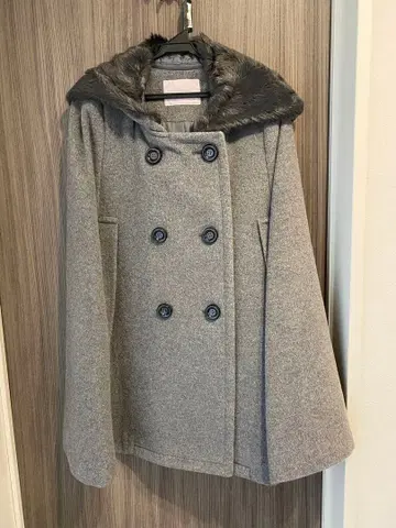 [ 31 Sons de mode ] 그레이 퍼(fur) 부착 케이프 코트