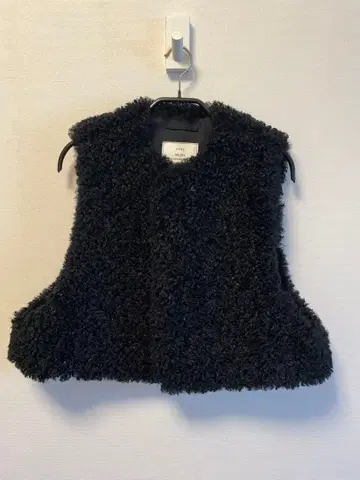 FAUX SHEARLING VEST HYKE 보아 베스트