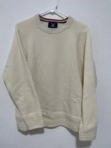 크림 화이트 색상 크루넥 스웨터