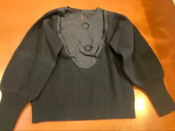 자수 블랙 니트 스웨터